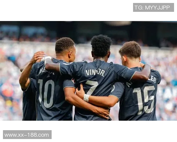 姆巴佩荣获欧洲金靴奖贝林厄姆晒全队合影祝贺兄弟荣耀时刻